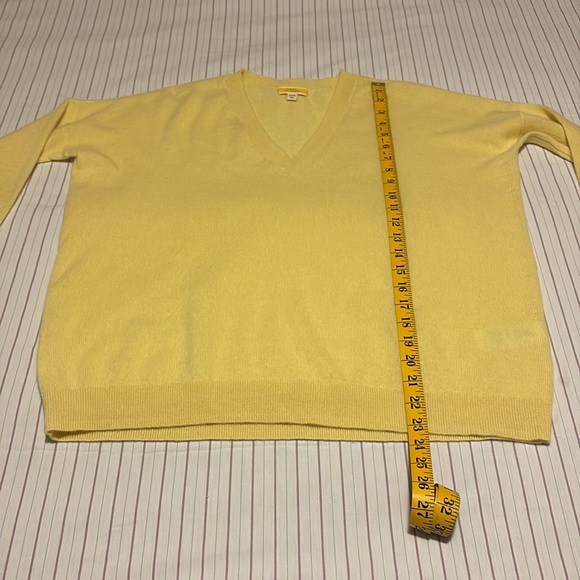 Light yellow J. Crew cashmere sweater oversized fit - Picture 8 of 9